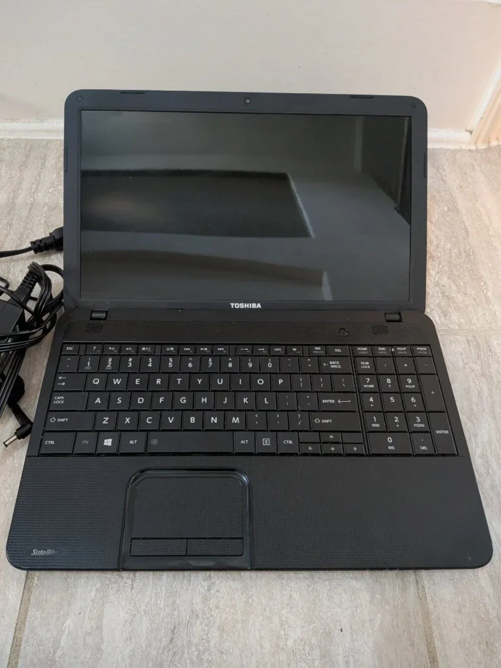 Toshiba Satellite Laptop C855D-S5105 AMD E-300 1.3GHz 4 GB 320GB Storage